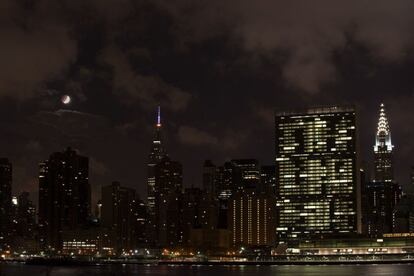 En aquellos lugares donde se pueda observar este suceso, en el océano Pacífico, ambos cuerpos aparecerá justo sobre el horizonte en puntos casi opuestos en el cielo. En la imagen el eclipse visto cerca del edificio del Empire State en Nueva York, el 8 de octubre de 2014.