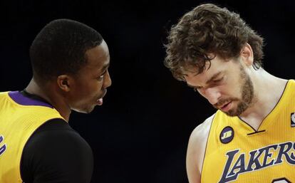 Howard y Gasol hablan durante el partido ante Houston.