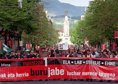 Jose Elorrieta, Rafael Díez Usabiaga y otros dirigentes sindicales encabezan la manifestación de las centrales nacionalistas en Bilbao.