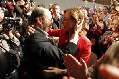 El nuevo secretario general del PSOE, Alfredo Pérez Rubalcaba, se abraza con Carme Chacón tras conocer los resultados.