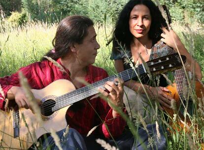 Xavier Mugardos y Natalia Corossi, ayer en su casa de A Picaraña (Padrón).