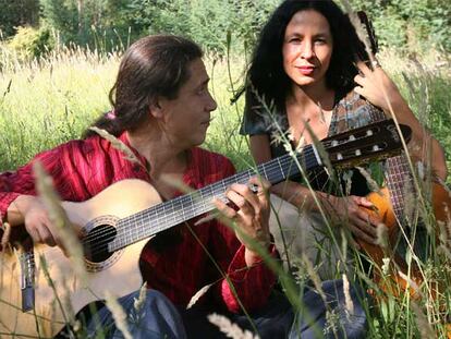 Xavier Mugardos y Natalia Corossi, ayer en su casa de A Picaraña (Padrón).