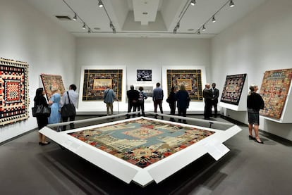 Entre los museos neoyorquinos gratuitos nos quedamos con el American Folk Art Museum (folkartmuseum.org), un pequeño centro del Upper West Side de Manhattan que invita a asomarnos a un concepto de arte alternativo, donde predominan autores autodidactas e independientes. Contiene dos siglos de tesoros autóctonos y foráneos: hay tallas en madera, pinturas, tejidos, fotografías coloreadas a mano y muchas curiosidades, como obras de Henry Darger (conocido por sus escenas de batallas llenas de niñas) o conciertos de guitarra los miércoles.