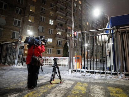Una cámara graba frente a la sede del canal alemán Deutsche Welle este jueves en Moscú.