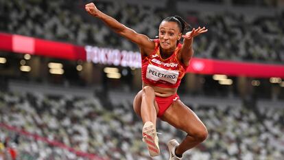 Ana Peleteiro durante un salto en los Juegos Olímpicos de Tokio.