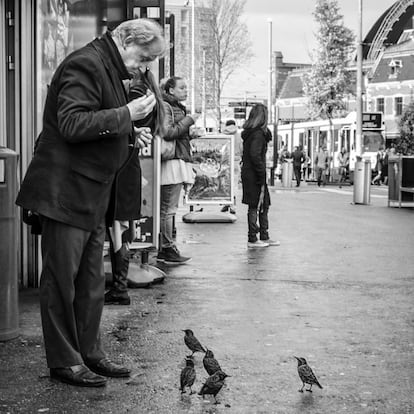 Nunca he trabajado con un teléfono móvil, prefiero mi X100s Fujifilm, una cámara perfecta para el trabajo de calle que siempre viene conmigo. "Habitualmente hago ‘hipshots’ para pasar desapercibido y que la gente se comporte con naturalidad, sin posar para la cámara". Hay que estar muy cerca de la gente y se necesita un objetivo gran angular para esta técnica, muy conocida por los que practican fotografía urbana, algo así como disparos desde la cadera, altura a la que el fotógrafo coloca la cámara con lo que conseguirá ángulos diferentes con la dificultad añadida de no conocer si se ha acertado con el encuadre hasta que se ve la foto. En sus viajes utiliza el teleobjetivo para hacer retratos en la calle, sobre todo cuando visita pueblos pequeños.