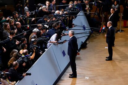 El presidente de Lituania, Gitanas Nauseda (en primer plano), y el canciller alemán, Olaf Scholz, atienden el jueves a los medios en la cumbre de Bruselas que ha aprobado las nuevas sanciones a Rusia.