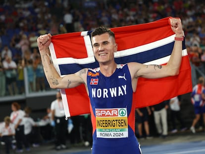 Jakob Ingebrigtsen celebra su triunfo en la prueba de los 5.000m en el europeo de atletismo.