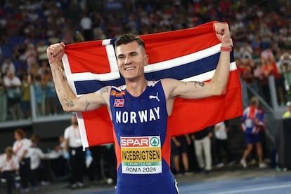 Jakob Ingebrigtsen celebra su triunfo en la prueba de los 5.000m en el europeo de atletismo.