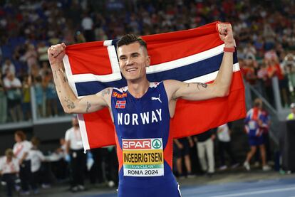 Jakob Ingebrigtsen celebra su triunfo en la prueba de los 5.000m en el europeo de atletismo.