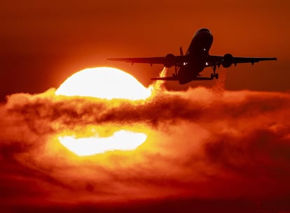 Un avión despega al amanecer en el aeropuerto internacional de Frankfurt, Alemania.