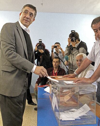 El lehendakari, Patxi López, vota en un colegio electoral de Bilbao en las elecciones municipales y forales.