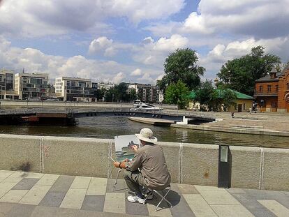 Moscú. El río Moscova atraviesa la ciudad y es uno de sus símbolos. Aquí, un pintor en las cercanías del Kremlin.