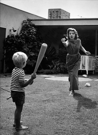 Gena Rowlands juega al  béisbol con su hijo, Nick, en su casa de Los Ángeles (California) en 1964.