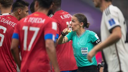 Stéphanie Frappart, el 1 de diciembre de 2022 durante el partido entre Alemania y Costa Rica en el Mundial de Qatar.