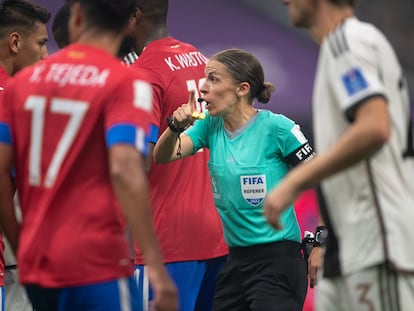 Stéphanie Frappart, el 1 de diciembre de 2022 durante el partido entre Alemania y Costa Rica en el Mundial de Qatar.