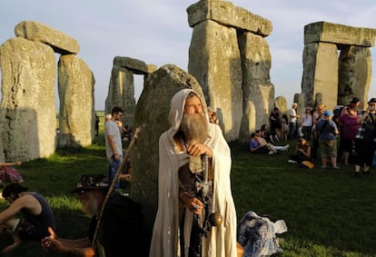 Un druida acude al monumento de Stonehenge, conocido como "El Templo del Sol", para contemplar la salida del sol en el día más largo del año durante el festival del solsticio de verano, en Reino Unido.