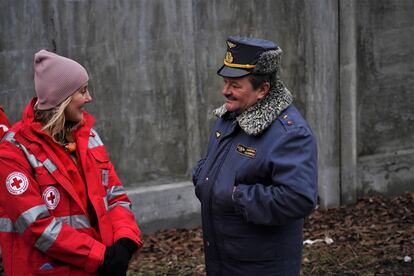 Ivan Nakvatskyi (derecha), de 53 años, es el responsable de la compañía ferroviaria de Ucrania al frente del tren hospital que opera la ONG Médicos Sin Fronteras. 
