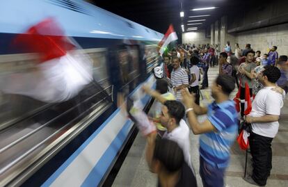 Opositores de Morsi en una de las estaciones del metro de El Cairo, 3 de julio de 2013. El secretario general de la Liga Árabe, Nabil al Arabi, felicitó a Egipto por haber conseguido "un logro histórico" con el nombramiento del nuevo presidente interino, Adli Mansur, en sustitución del depuesto Mohamed Mursi.