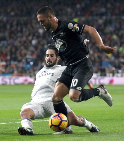 Isco, lucha por el balón con el rumano Florin Andone, en un momento del partido de la Liga Santander que enfrenta a Real Madrid y Deportivo de la Coruña.