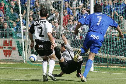 Michel logra el gol de la victoria del Getafe ayer.