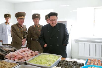 Kim Jong-un inspecciona un batallón de operaciones especiales bajo la Unidad 525 del Ejército Popular Coreano en un lugar no revelado. Fotografía sin fecha publicada por la KCNA el 4 de noviembre de 2016.