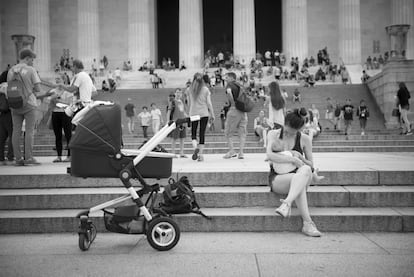 Una mujer dar el pecho a los pies del monumento Lincoln en Washington DC