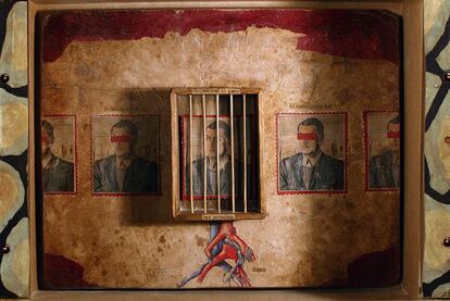Buñuel escribió 20 textos. Pero en la exposición se han creado 21 cajas con su obra en el interior. La última, esta de Miguel Ángel Ortiz Albero, es un resumen de toda la muestra.