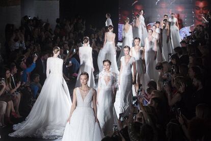 Uno de los desfiles de la Valmont Barcelona Bridal Fashion Week 2018