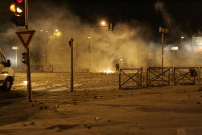 6 de noviembre de 2005, en Grigny. Un hombre dispara con un fusil de caza sobre la policía durante unos disturbios (Archiv <i>Paris Match</i>).