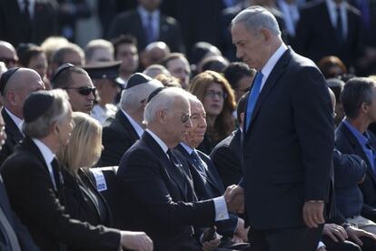 Israel despidió al ex primer ministro Ariel Sharón en un acto oficial multitudinario en el Parlamento que contó con la presencia de una veintena de mandatarios y representantes de gobiernos extranjeros, entre ellos de España. En la imagen el vicepresidente de Estados Unidos, Joe Biden saluda al primer ministro de Israel, Benjamin Netanyahu.