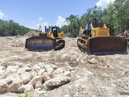 Maquinaria parada durante la construcción del tramo 5 sur del Tren Maya.