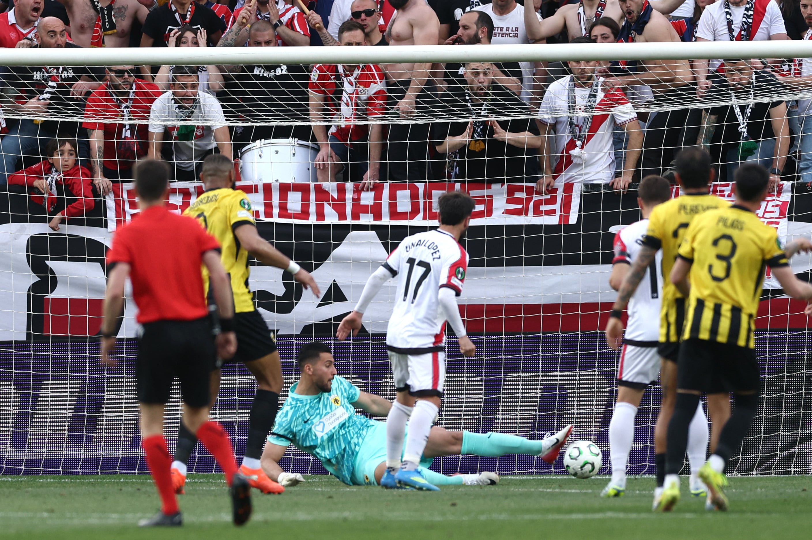 El Rayo parte al AEK y se acerca al Olimpo de las semifinales de la Conference