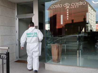 Un guardia civil entra en el edificio de Foz (Lugo) donde fue hallado el cadáver, este pasado lunes.