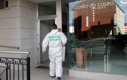 Um policia civil entra no edifício de Foz (Lugo) onde foi achado o cadáver, nesta passada segunda-feira.