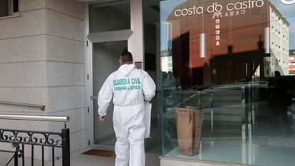 Um policia civil entra no edifício de Foz (Lugo) onde foi achado o cadáver, nesta passada segunda-feira.