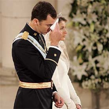 El príncipe Felipe se retoca la frente con un pañuelo durante la ceremonia.