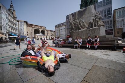 Varias personas con trajes de baño sobre un flotador en Vitoria Gasteiz (País Vasco), este miércoles.