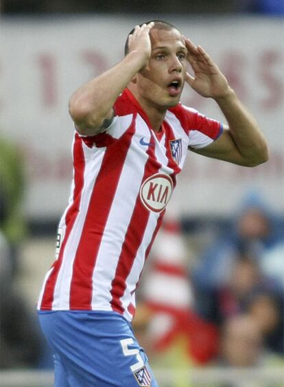 Heitinga, durante un partido con el Atlético.