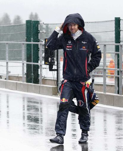 Sebastian Vettel se proteje de la lluvia.
