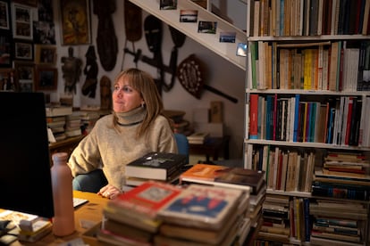 Tamara Crespo, en su librería Primera Página de Urueña (Valladolid).