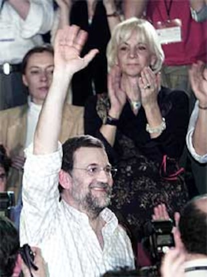 Mariano Rajoy, ayer en el mitin de Málaga. Detrás, su esposa, Elvira Fernández, y Teófila Martínez, candidata del PP a la Junta de Andalucía.