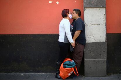 Una pareja se besa mientras continúan los brotes de coronavirus, en barrio Xochimilco (Ciudad de México).