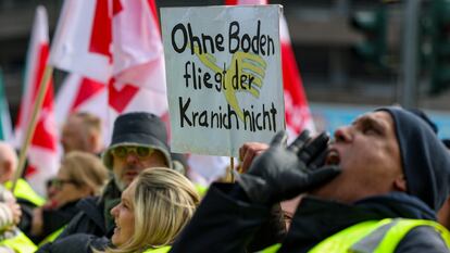 Trabajadores de Lufthansa protestan para reclamar una mejora de sus condiciones laborales.