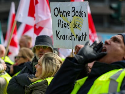 Trabajadores de Lufthansa protestan para reclamar una mejora de sus condiciones laborales.