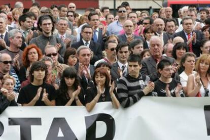 Familiares de Eduardo Puelles y políticos participan el 19 de julio pasado en la primera de las concentraciones mensuales de recuerdo convocadas por los allegados al inspector asesinado.