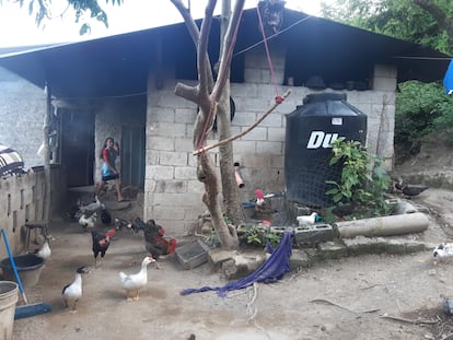 Un depósito de agua en el patio de Gregoria Felipe, en Maraxcó.