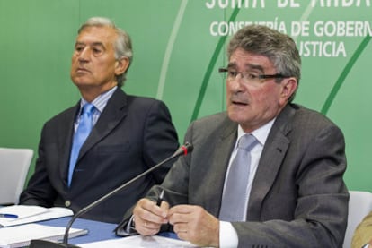 El consejero de Gobernación, Luis Pizarro, y el delegado del Gobierno, Juan José López Garzón, presentan el plan Romero para este año.