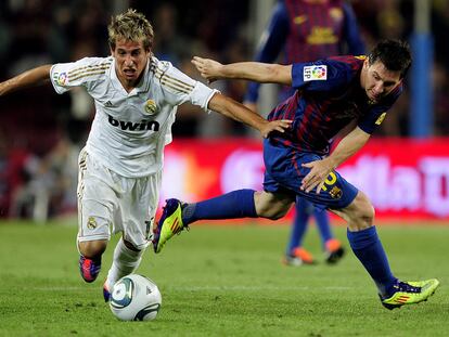Coentrão se lleva un balón ante Messi durante el partido de vuelta de la final de la Supercopa.