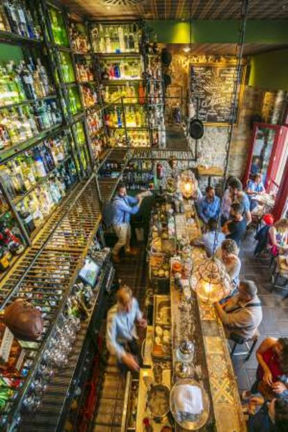 Interior del Varsovia Cocktail Bar, en Gijón.